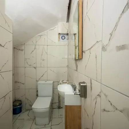 Xalila & Cafe, Men's Room, In , Vandrerhjem