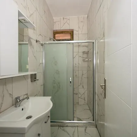 Xalila & Cafe, Men's Room, In , Vandrerhjem