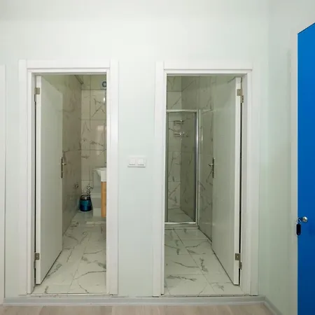 Hostel Xalila & Cafe, Men's Room, In , Isztambul